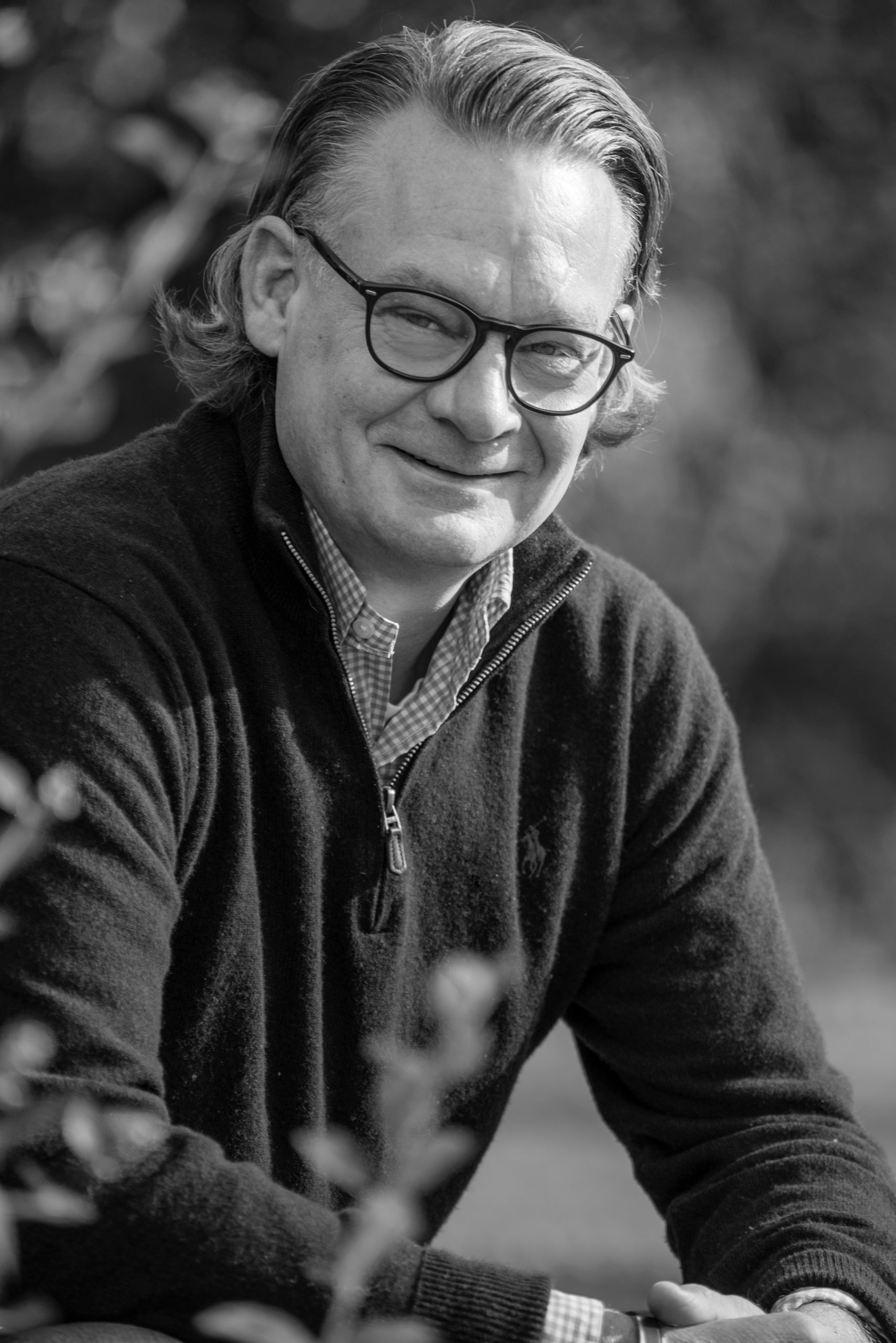 Anwalt Stefan Gelhaus freundlich lächelnd in schwarz-weiß