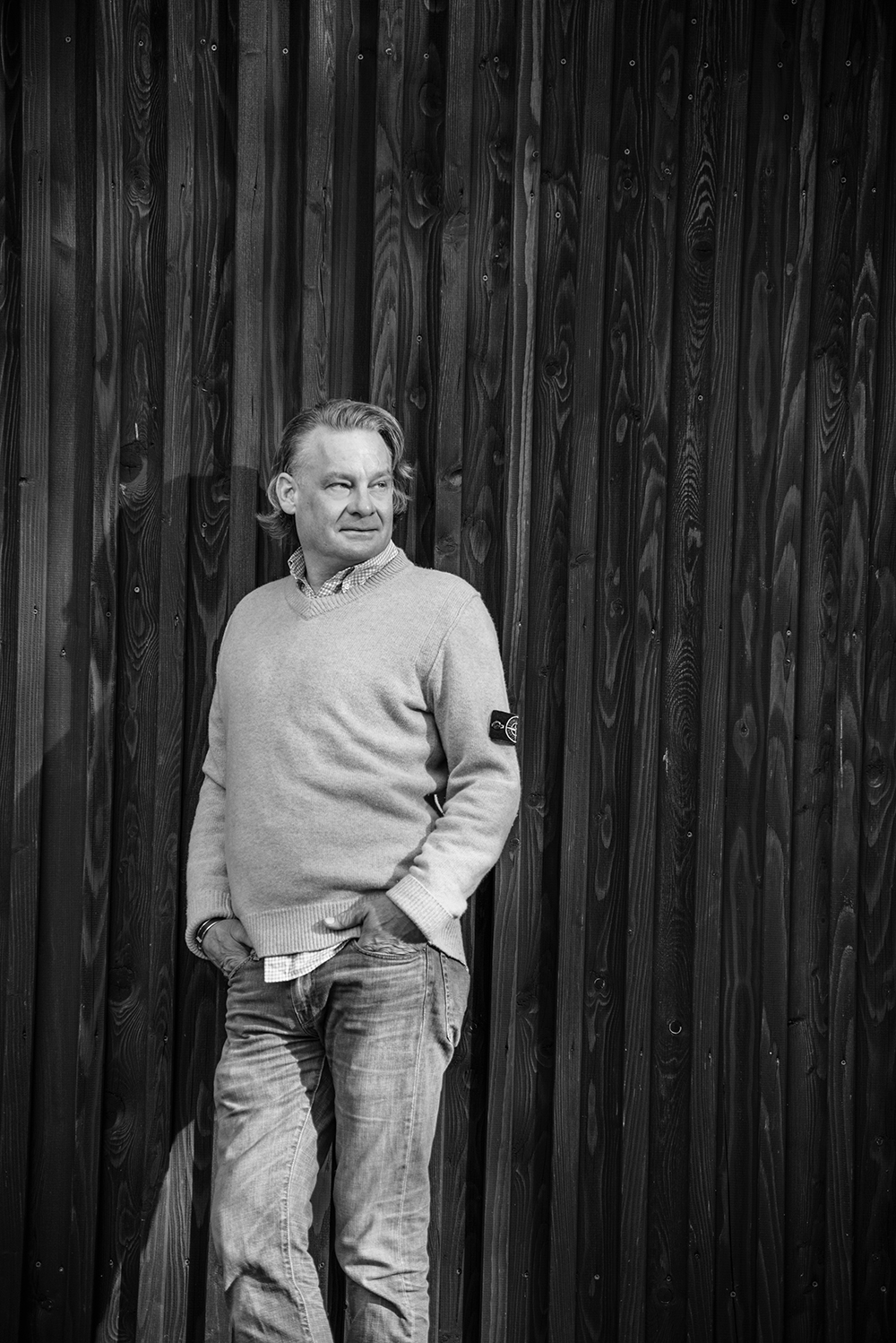 DSC_7377 Stefan Gelhaus Anwalt für Arbeitsrecht & Kündigung vor einer Holzwand
